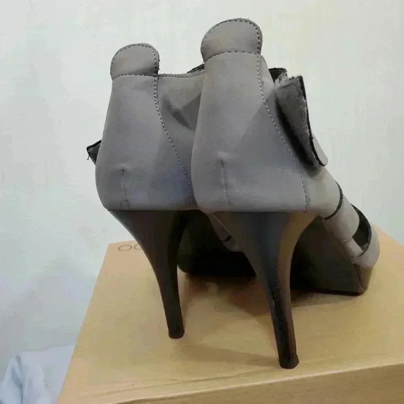 Rampage Suede Gray heels.  Size 9.5 - Picture 7 of 8